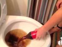 IMPRESSIONANTE , Mulher Coloca  Coca Cola No Vaso Sanitário e Vejam O Que Aconteceu
