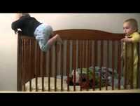 Bebe fugindo do berço