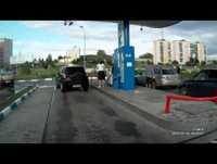 Mullher em bomba de gasolina...