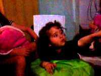 Bebe engraçado tentando falar