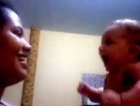 Engraçado: Bebê Imita a Mãe