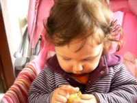 video engraçado de helena comendo carambola