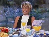 Ana Maria Braga cai da cadeira