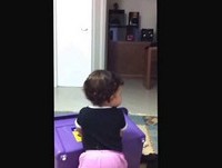 Bebe engraçada dando bronca no papai