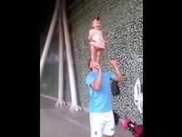 bebê engraçado - bebê líder de torcida