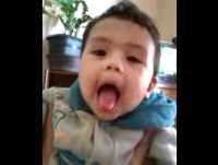 Bebe engraçado