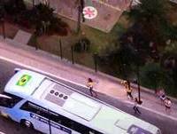 Menina Cai Perseguindo Ônibus da Seleção