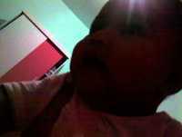 Bebê engraçado dando gargalhadas.