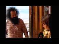 Jornalistas da TVI e "Barbas", apanhados por onda na Caparica...