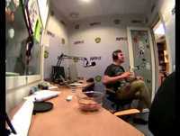 2012 09 12 Zip Fm Radistai Skambutis VDU Bendrabučio Budėtojui Nuo Pasimetusio Studento