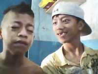 Meninos cantam musica - Tente não rir