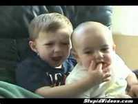 olha esses bebes!! mtO engraçado!