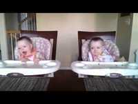 ★ Hermanas Bebes Gemelas bailando al ritmo de la Musica / Cute Twin Sisters Dancing ★