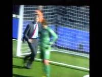 Arsene Wenger running like Mr.Bean