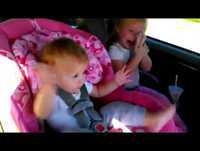 Bebê acorda com Gangnam Style by silasverdan