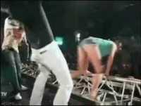 Funk Animal! Mulher cai do palco de quatro!