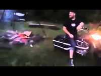 Como ascender uma fogueira com uma Harley Davidson
