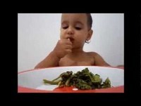 MUITO ENGRAÇADO!! BEBÊ DEVORANDO PRATO INTEIRO DE BRÓCOLIS.