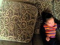 Bebê engraçado com muito sono