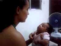 Bebê engraçado mechando a cabeça