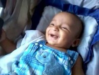 Bebê dando Gargalhadas (Risadas) Muito engraçado