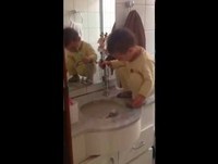 Bebê engraçado . Escovando os dentes