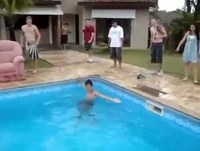 Whatsapp Videos Engraçados Como Acordar de Maneira Delicada um Bebado Vídeos Engraçados 2014