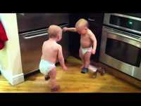 Bebês tendo uma conversa engraçada