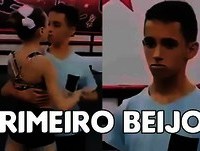 Primeiro beijo, olha a reação da menina! kkk - Vídeos Engraçados™