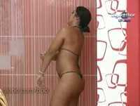 Priscila toma banho e mostra....