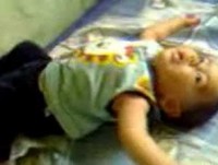 bebe andar de costa incrivel