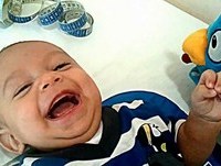 Bebê sorrindo com a Galinha Pintadinha. Gargalhada engraçada!!!