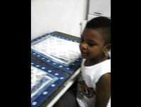 Kayque fazendo comercial de traquitanas